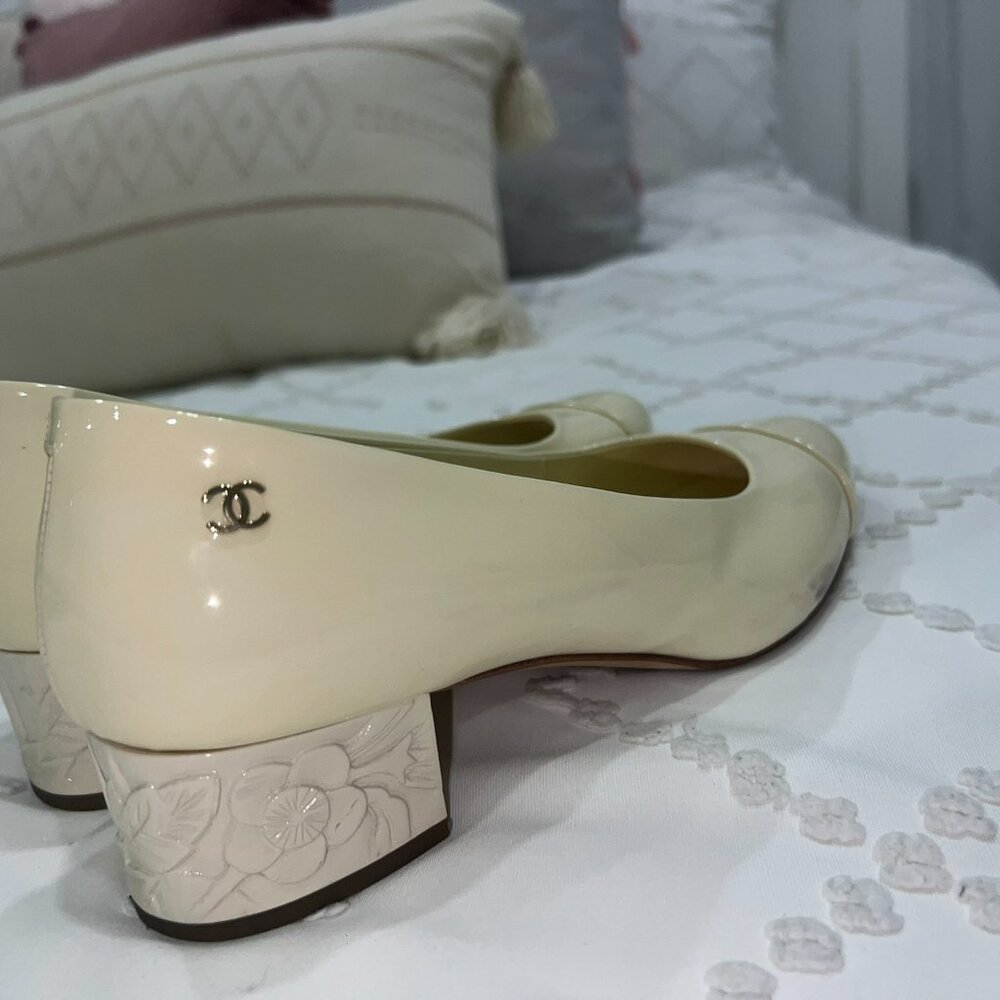 Chanel Mary Janes Patent Leather Cream Pumps - Picture 4 of 9